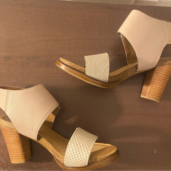 Women’s Sandals used in great condition with minor wear, see photos. - Picture 2 of 4